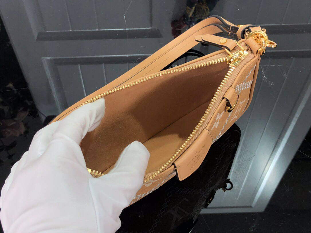 LV M81137 Louis Vuitton Easy Pouch ON Strap Bag