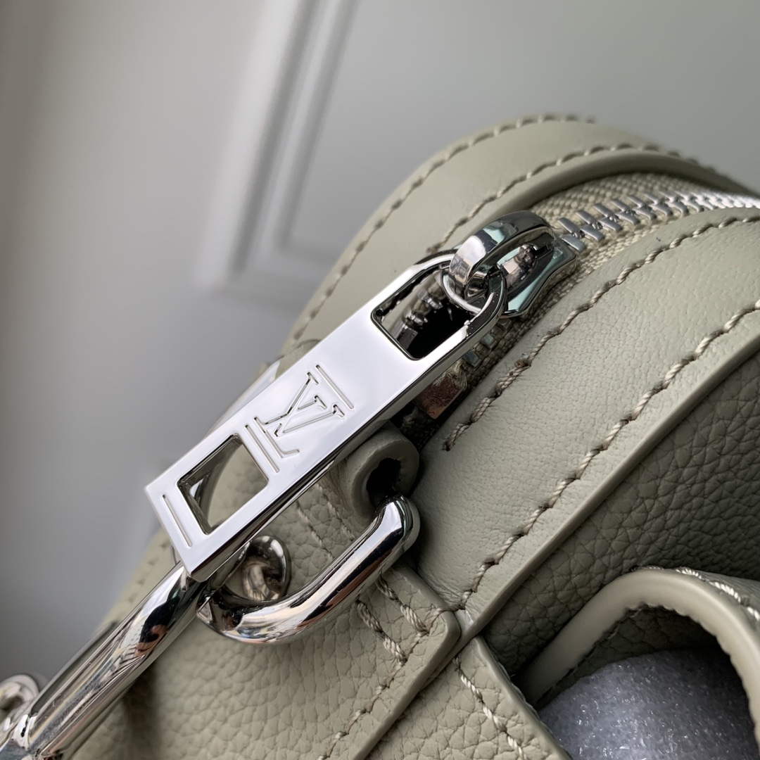 LV M22611 Louis Vuitton Fastline Messenger Gray