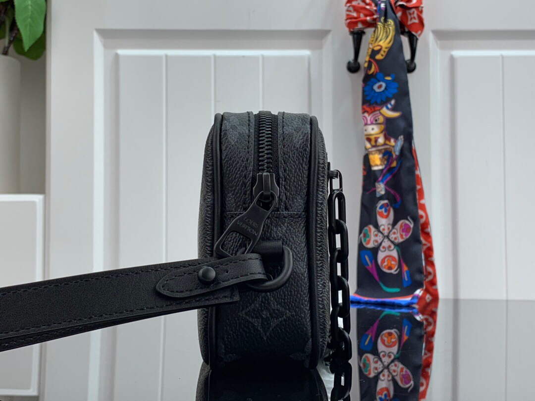 LV M68321 Louis Vuitton Pochette Volga Bag Black