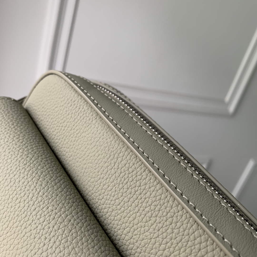 LV M22611 Louis Vuitton Fastline Messenger Gray