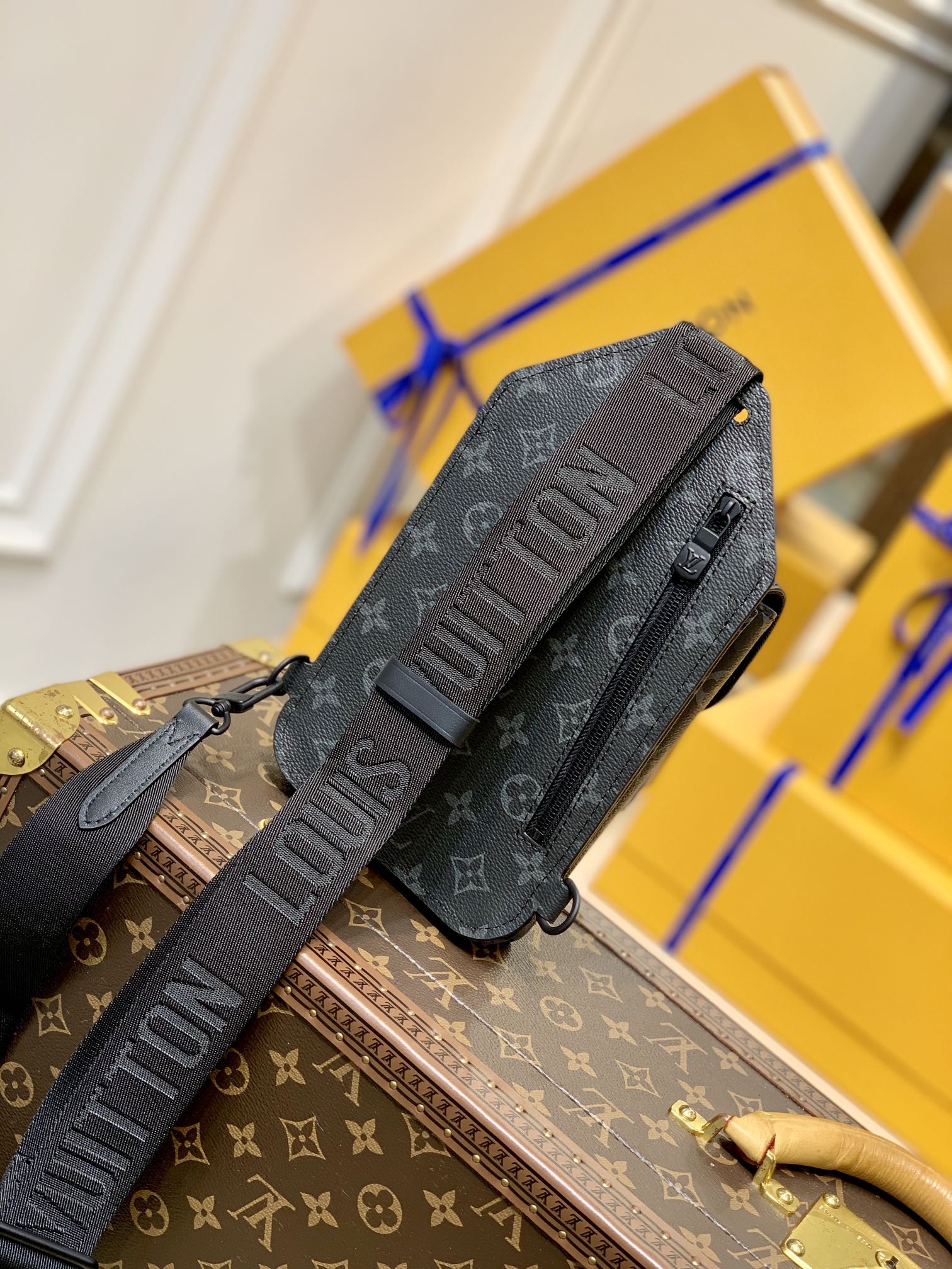 LV M45912 Louis Vuitton Saumur slingbag Monogram eclipse