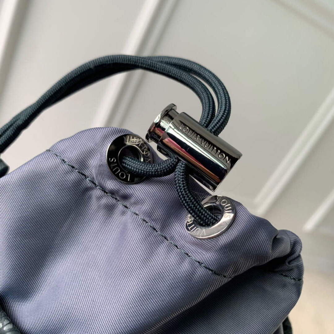 LV M81572 Louis Vuitton Chalk Pouch Bag Gray