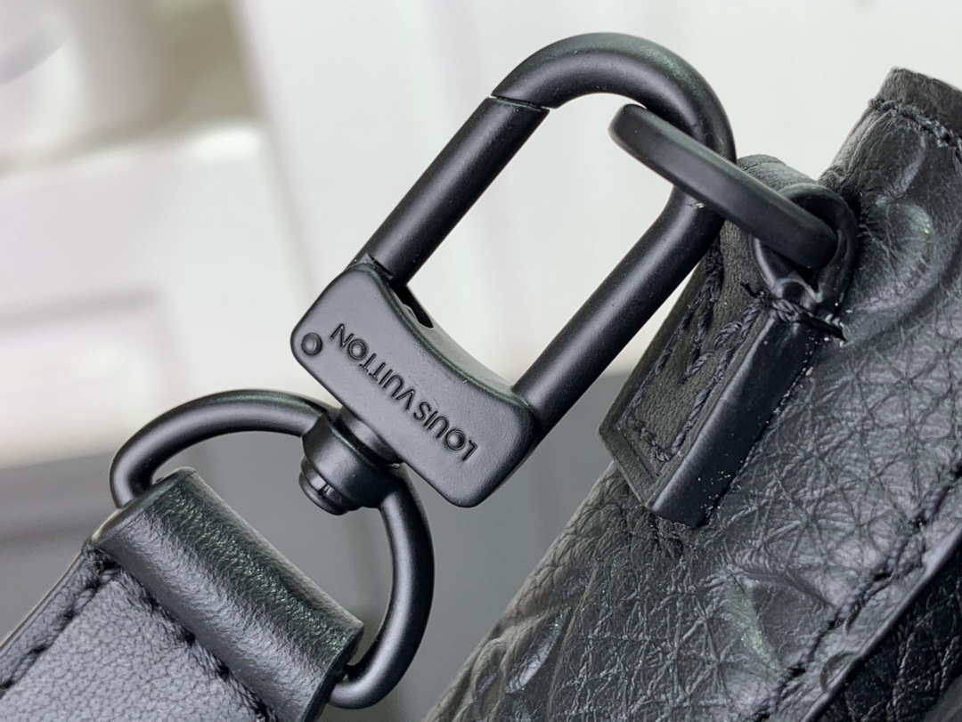 LV M81524 Louis Vuitton S-Lock Vertical Wearable Wallet Black