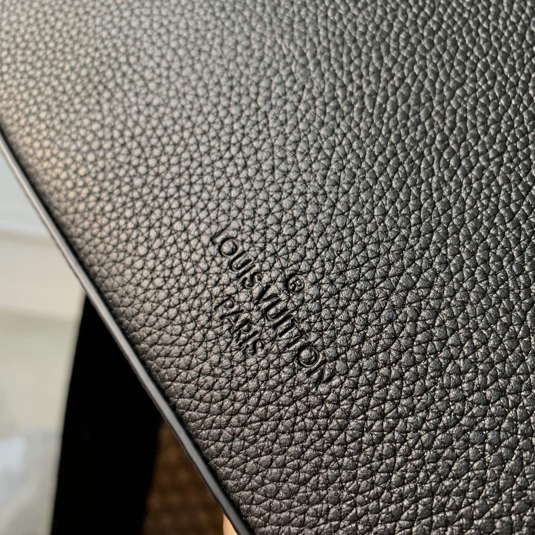 LV M22482 Louis Vuitton Fastline Messenger Black