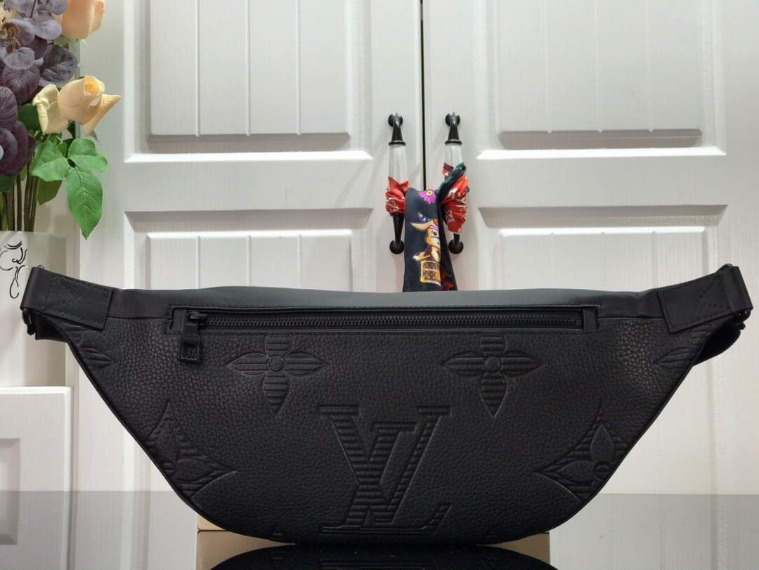 LV M44388 Louis Vuitton Discovery Bumbag Monogram Black
