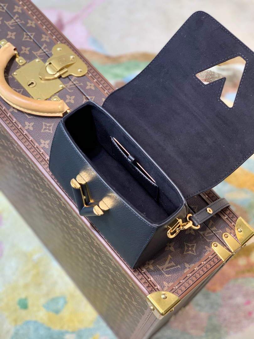LV M58571 Louis Vuitton Twist PM Leathers Handbag Black