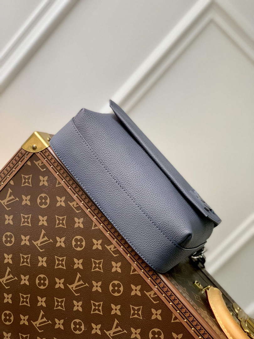 LV M22611 Louis Vuitton Fastline Messenger Navy Blue