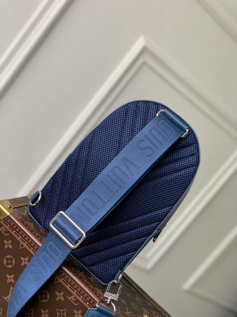 LV M23765 Louis Vuitton Pilot Slingbag Blue