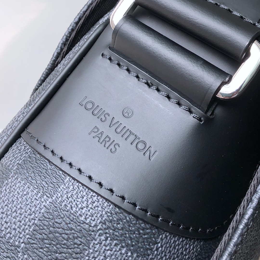 Louis Vuitton N41029 District MM Damier graphite Black
