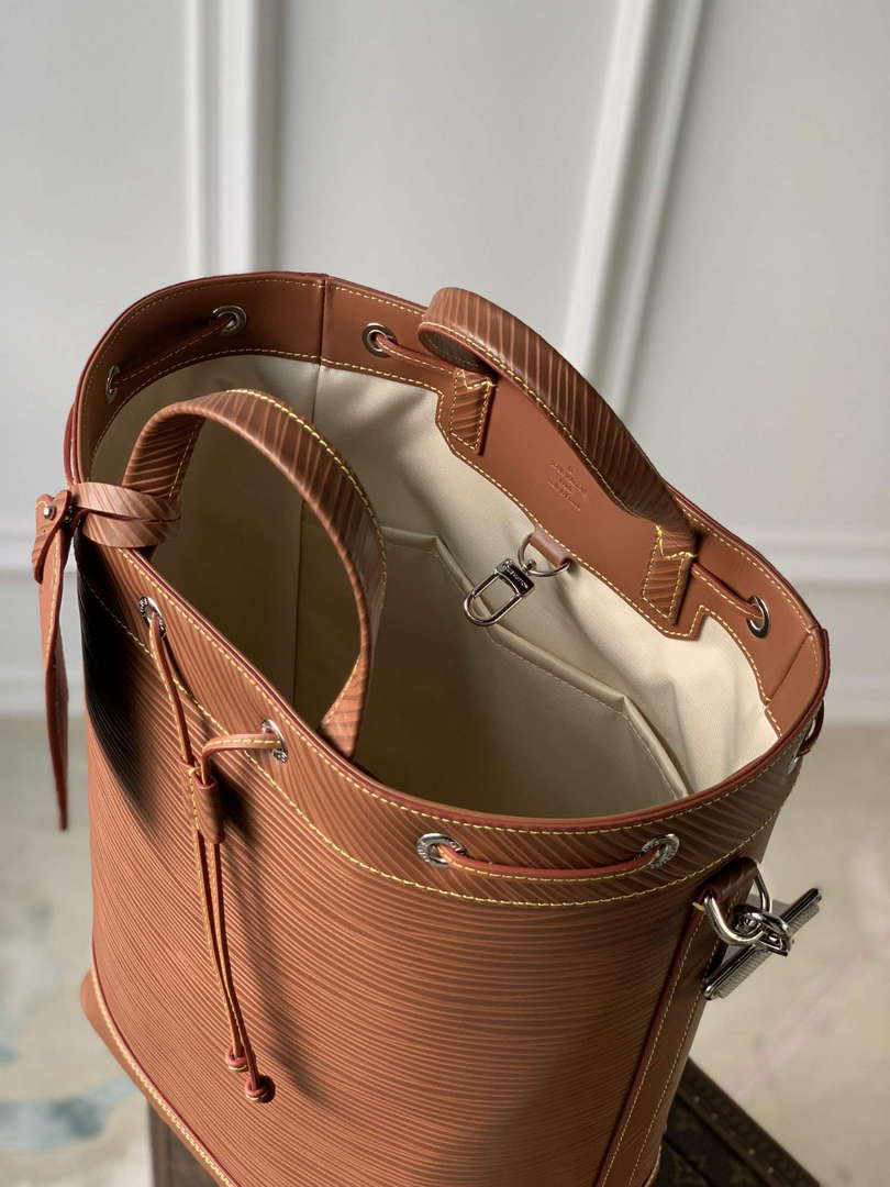 LV M23117 Louis Vuitton Maxi No�� Sling Bag Cognac