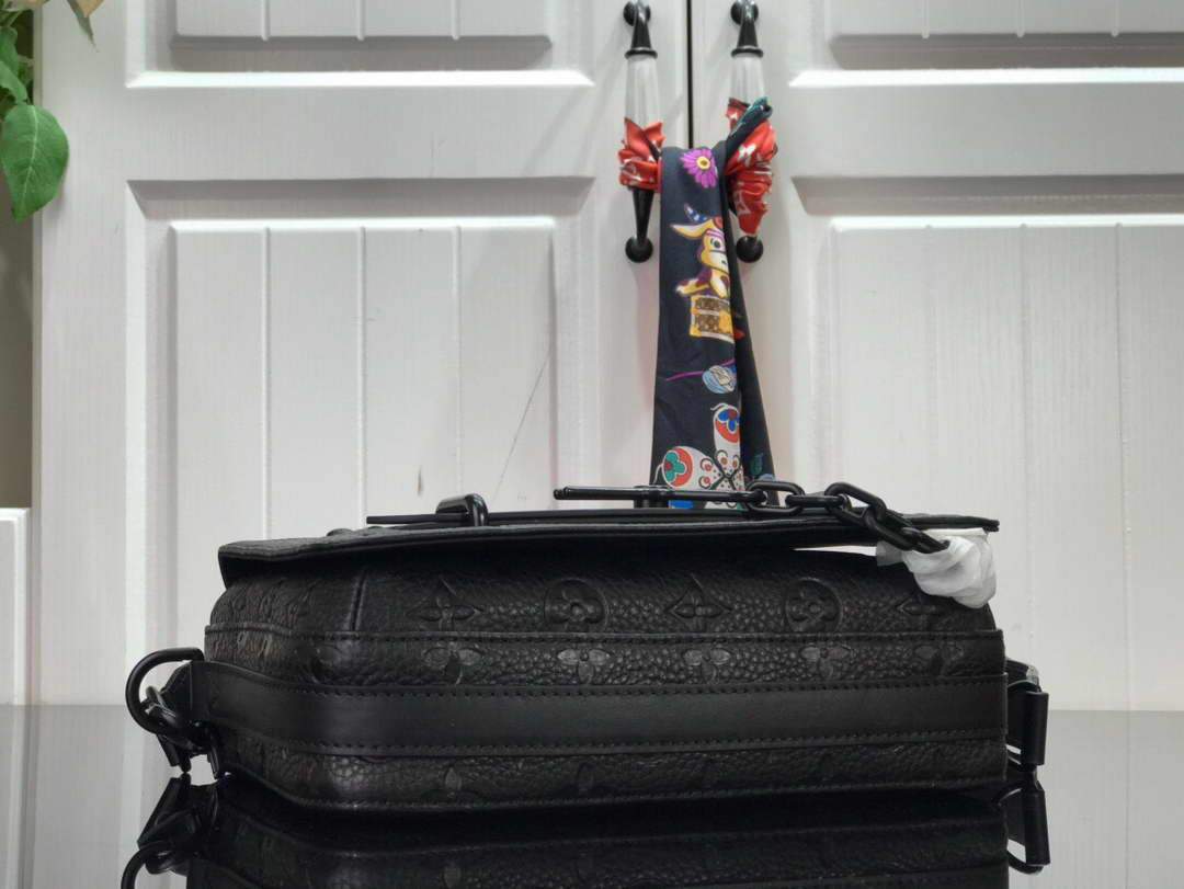 LV M57307 Louis Vuitton Steamer Messenger Bag Black