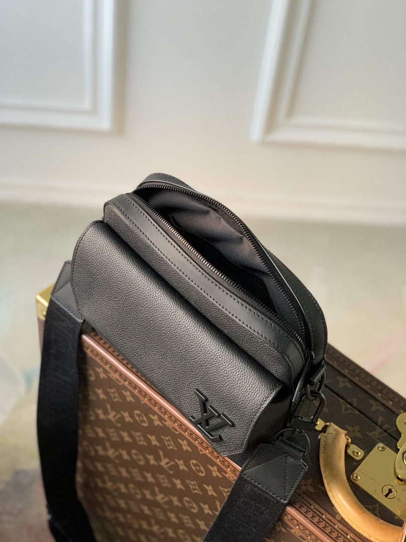 LV M22482 Louis Vuitton Fastline Messenger Black