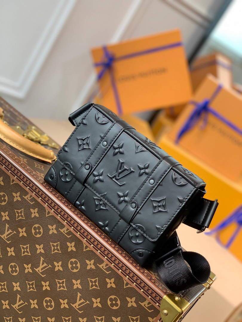 LV M57952 Louis Vuitton Trunk Slingbag Black