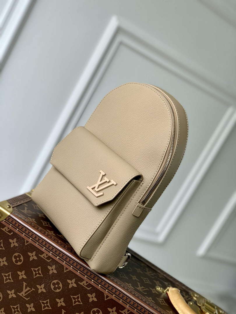 LV M23765 Louis Vuitton Pilot Slingbag Sable Beige
