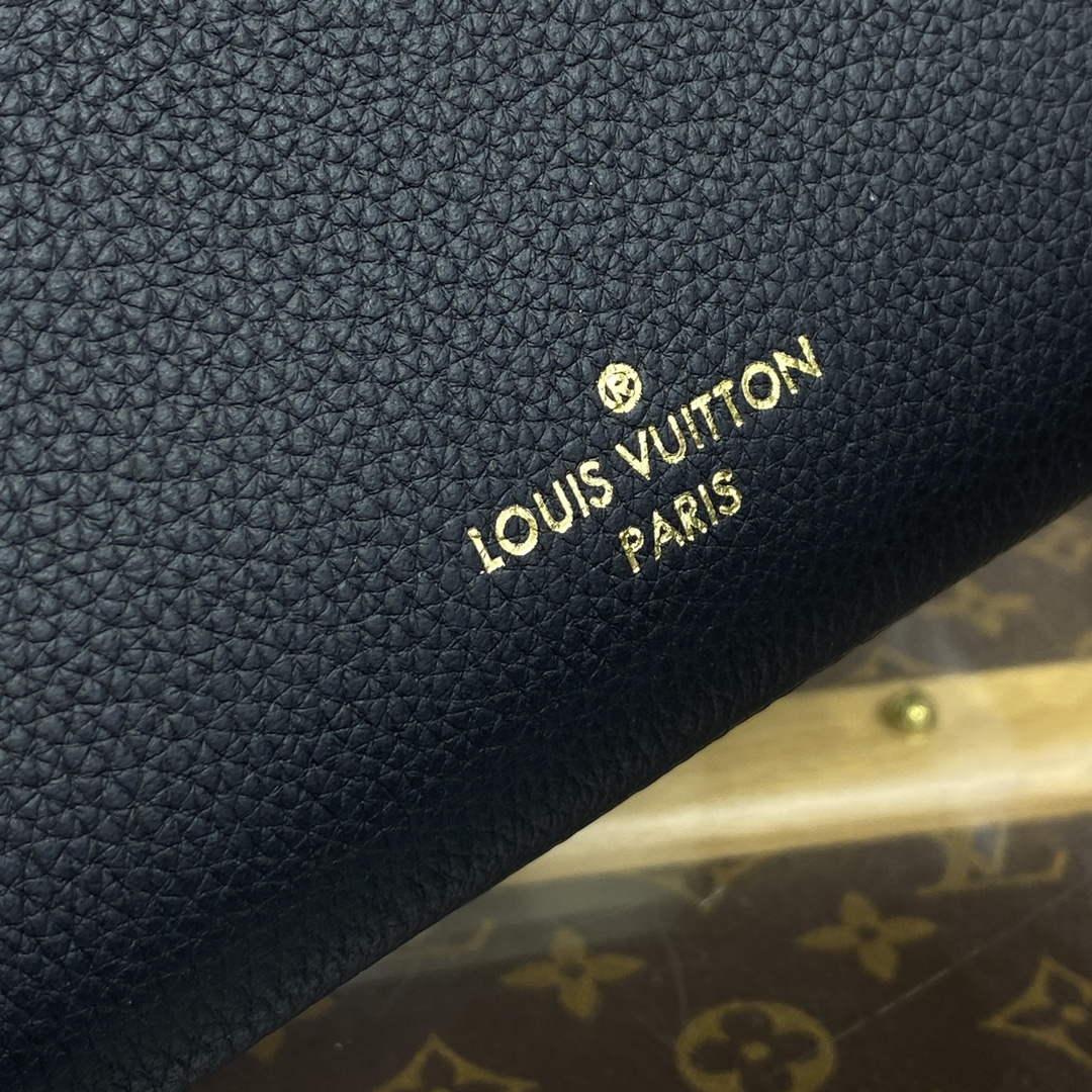LV M22311 Louis Vuitton Lock   Go Handbag Black