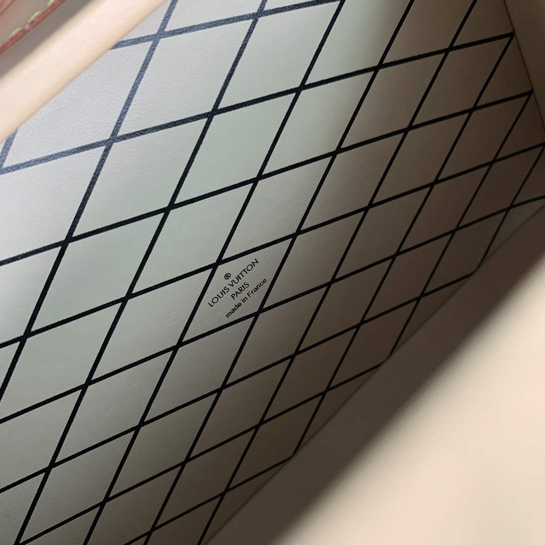 LV M22882 Louis Vuitton Petite Malle Handbag Beige