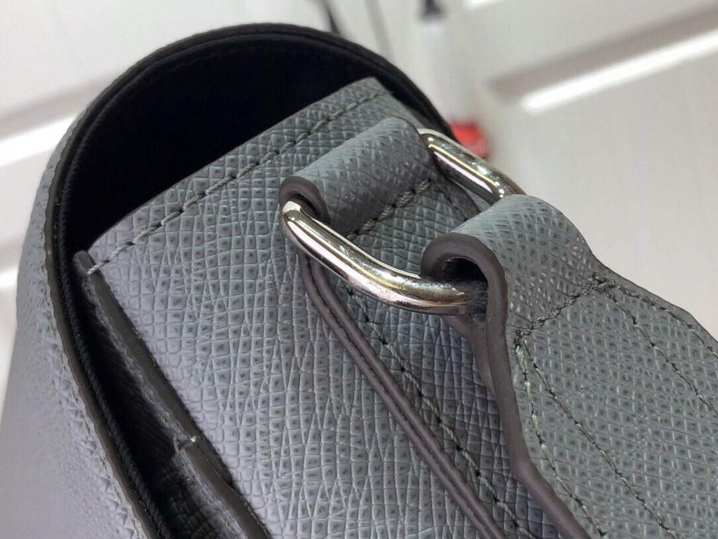 LV M30808 Louis Vuitton New Flap Messenger Gray