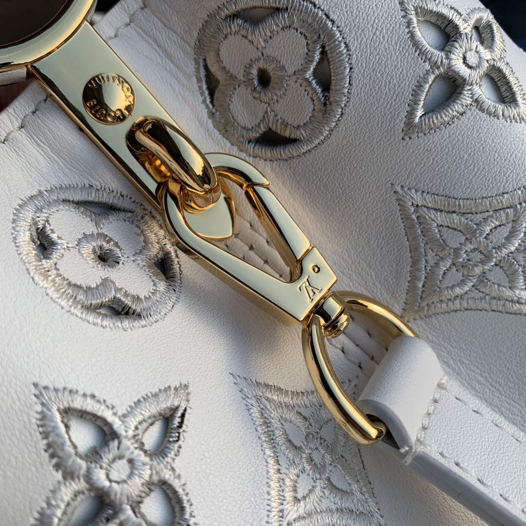 LV M22863 Louis Vuitton Capucines Mini Handbag White