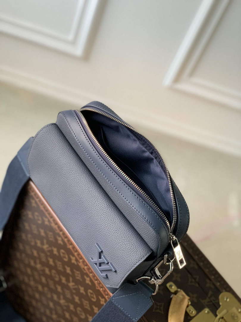 LV M22611 Louis Vuitton Fastline Messenger Navy Blue