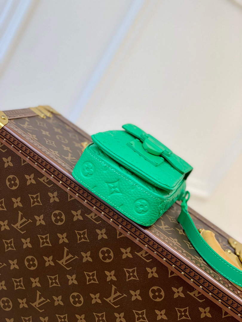 LV M81525 Louis Vuitton S-LOCK Vertical Wearable Wallet Minty Green