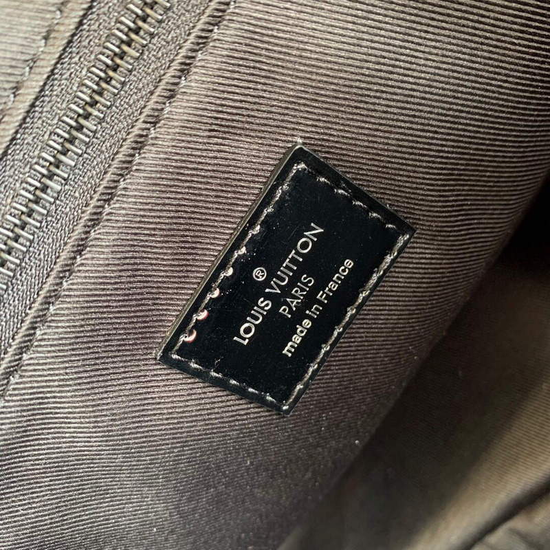 LV M58755 Louis Vuitton Neo Porte Documents Voyage Black red