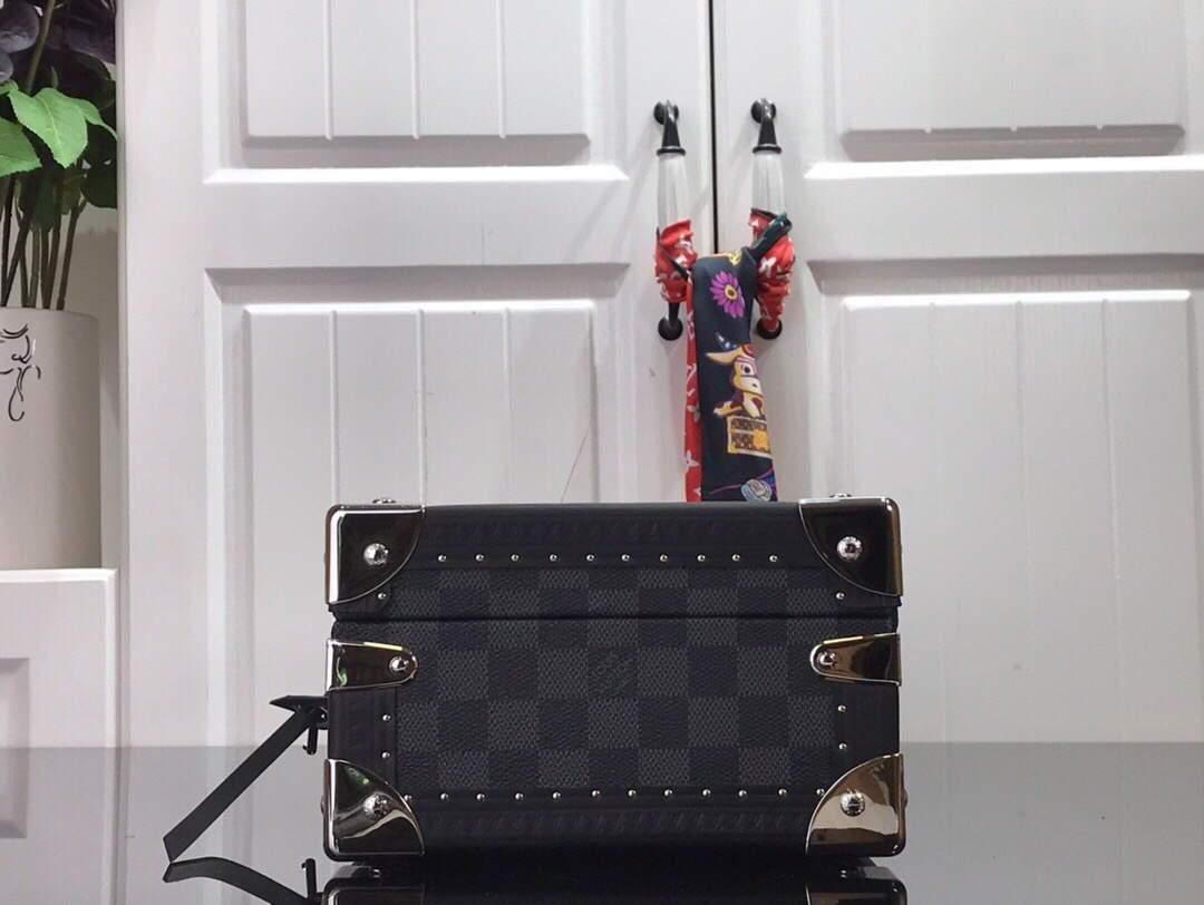 LV M20039 Louis Vuitton 8 Watch Case Black