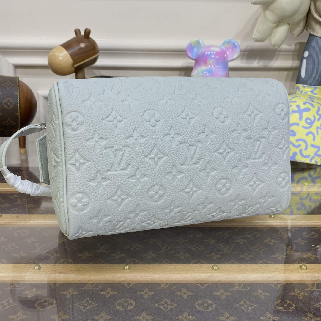 LV M82576 Louis Vuitton Dopp Kit Bag Off-white