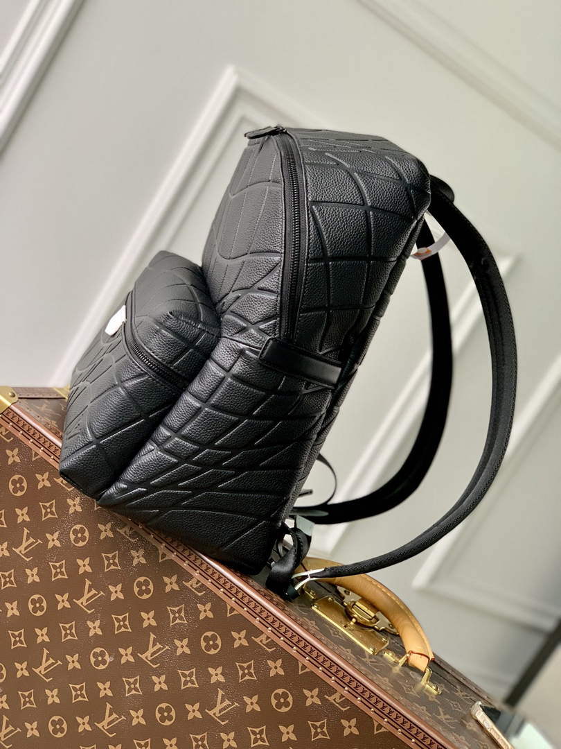 LV M21391 Louis Vuitton Discovery Backpack Black