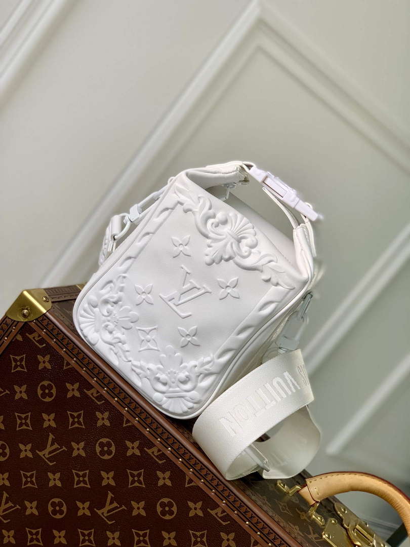 LV M21812 Louis Vuitton Cruiser Messenger Bag White