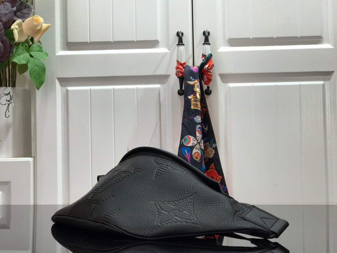 LV M44388 Louis Vuitton Discovery Bumbag Monogram Black