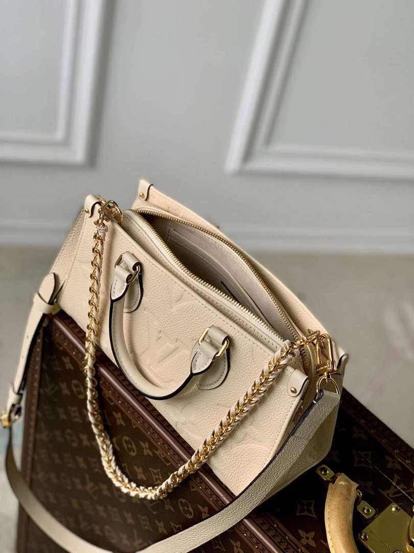 LV M23698 Louis Vuitton OnTheGo East West Tote Bag Cream