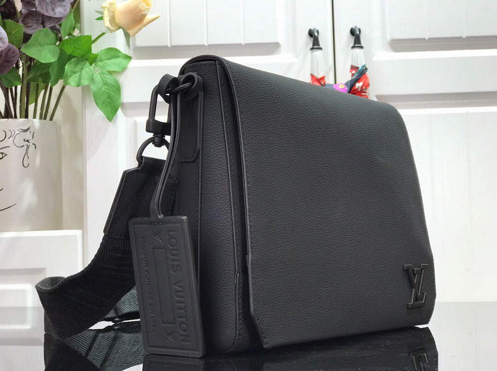 LV M57080 Louis Vuitton Messenger Bag Black