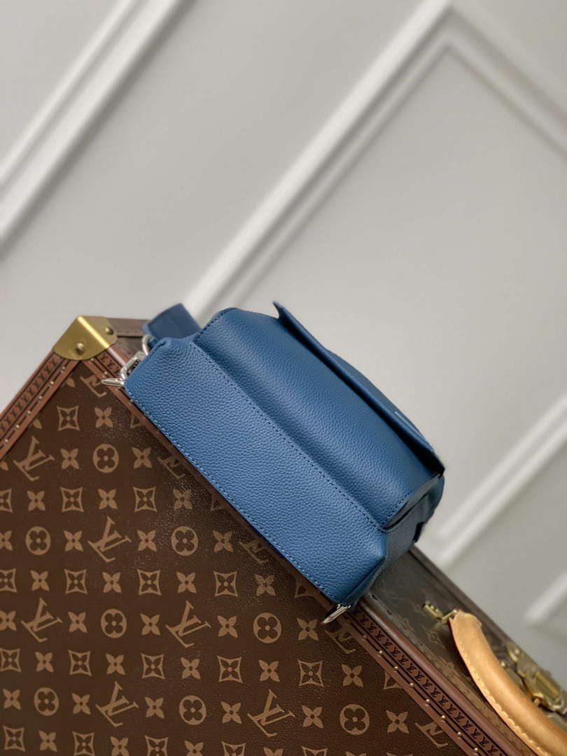 LV M23765 Louis Vuitton Pilot Slingbag Blue