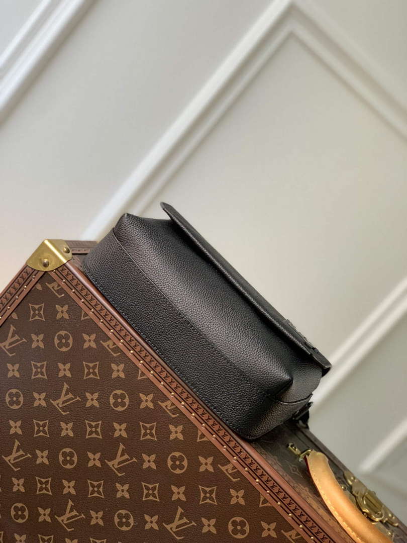 LV M22482 Louis Vuitton Fastline Messenger Black