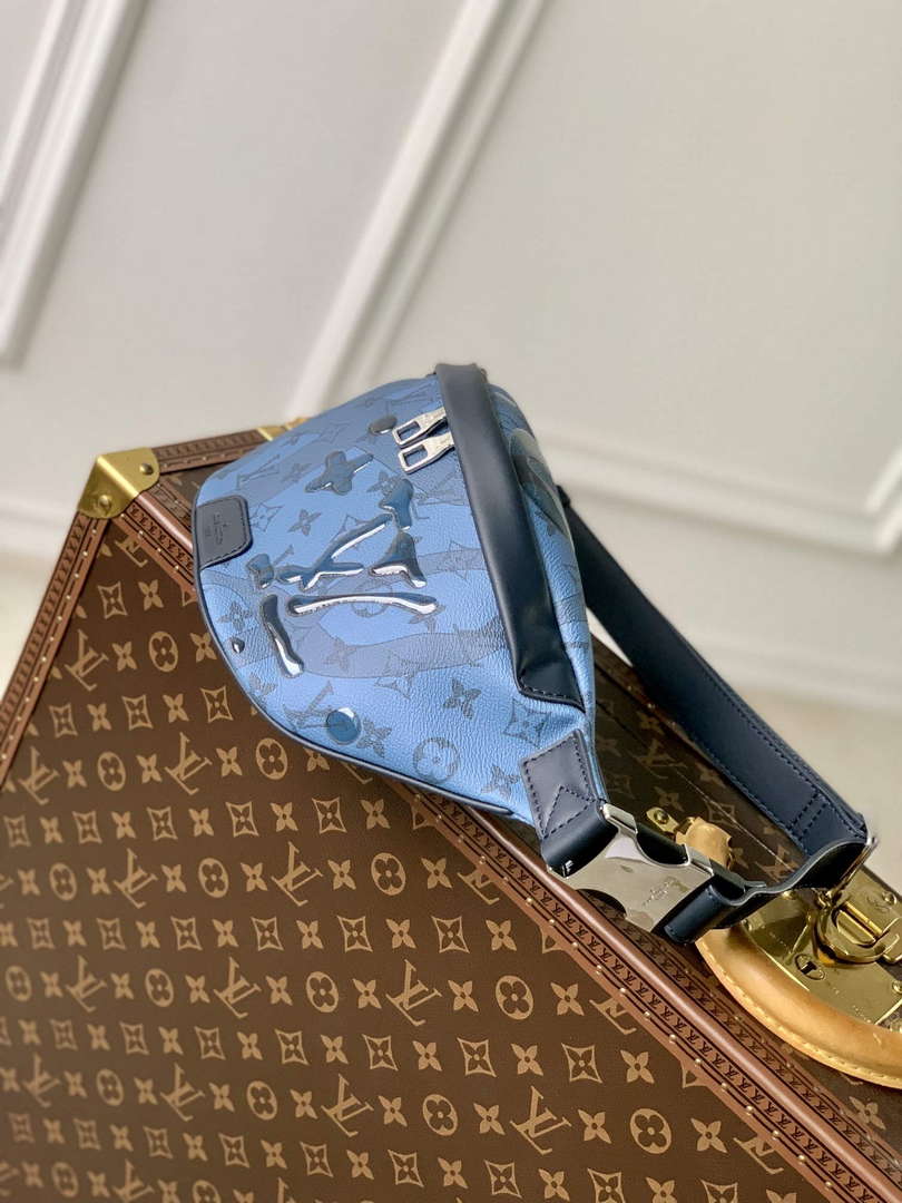 LV M22576 Louis Vuitton Discovery Bumbag Abyss Blue