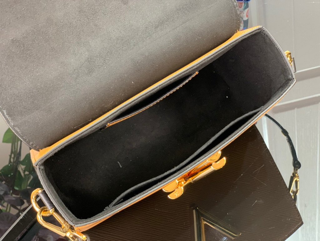 Louis Vuitton M56780 LV Crafty Twist MM Bag M56779 Epi Brown