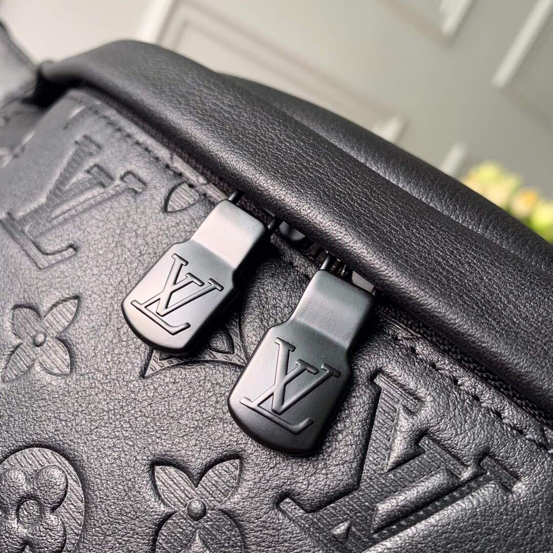 LV M44388 Louis Vuitton Discovery Bumbag Black
