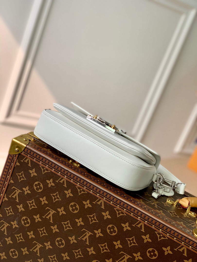 LV M20395 Louis Vuitton Swing Handbag White