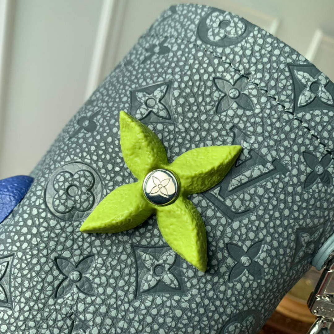 LV M81572 Louis Vuitton Chalk Pouch Bag Gray