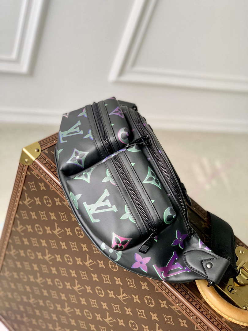 LV M22494 Louis Vuitton Comet Bumbag Black Borealis