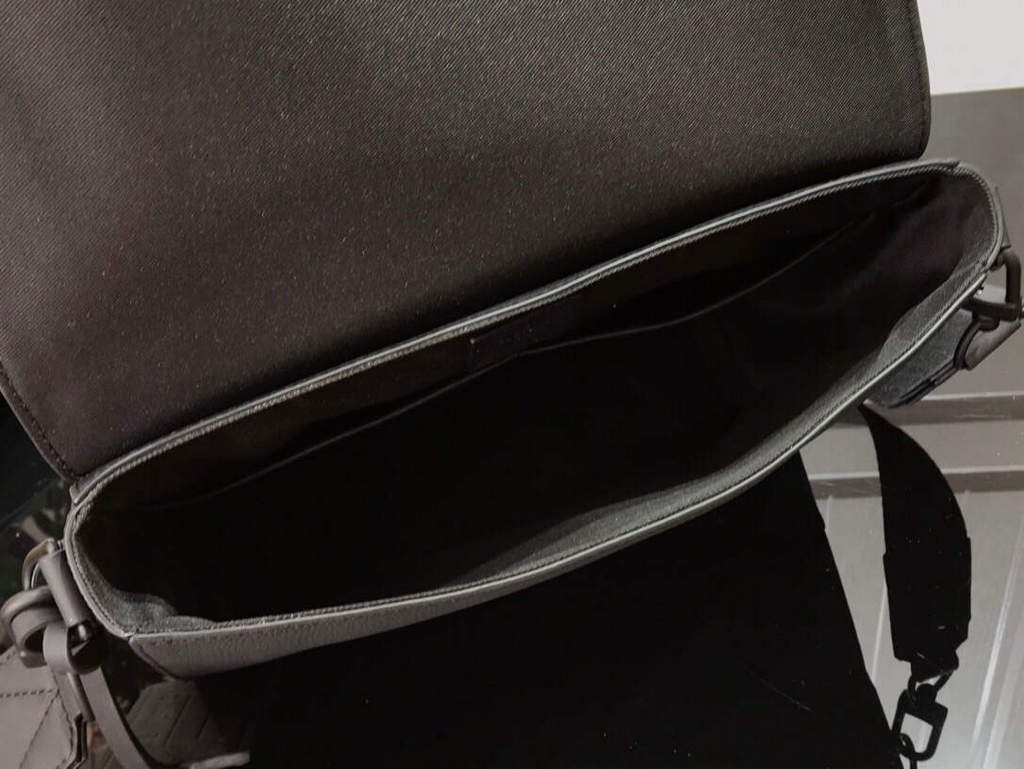 LV M57080 Louis Vuitton Messenger Bag Black