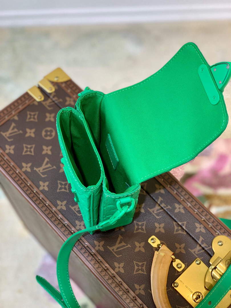 LV M81525 Louis Vuitton S-LOCK Vertical Wearable Wallet Minty Green