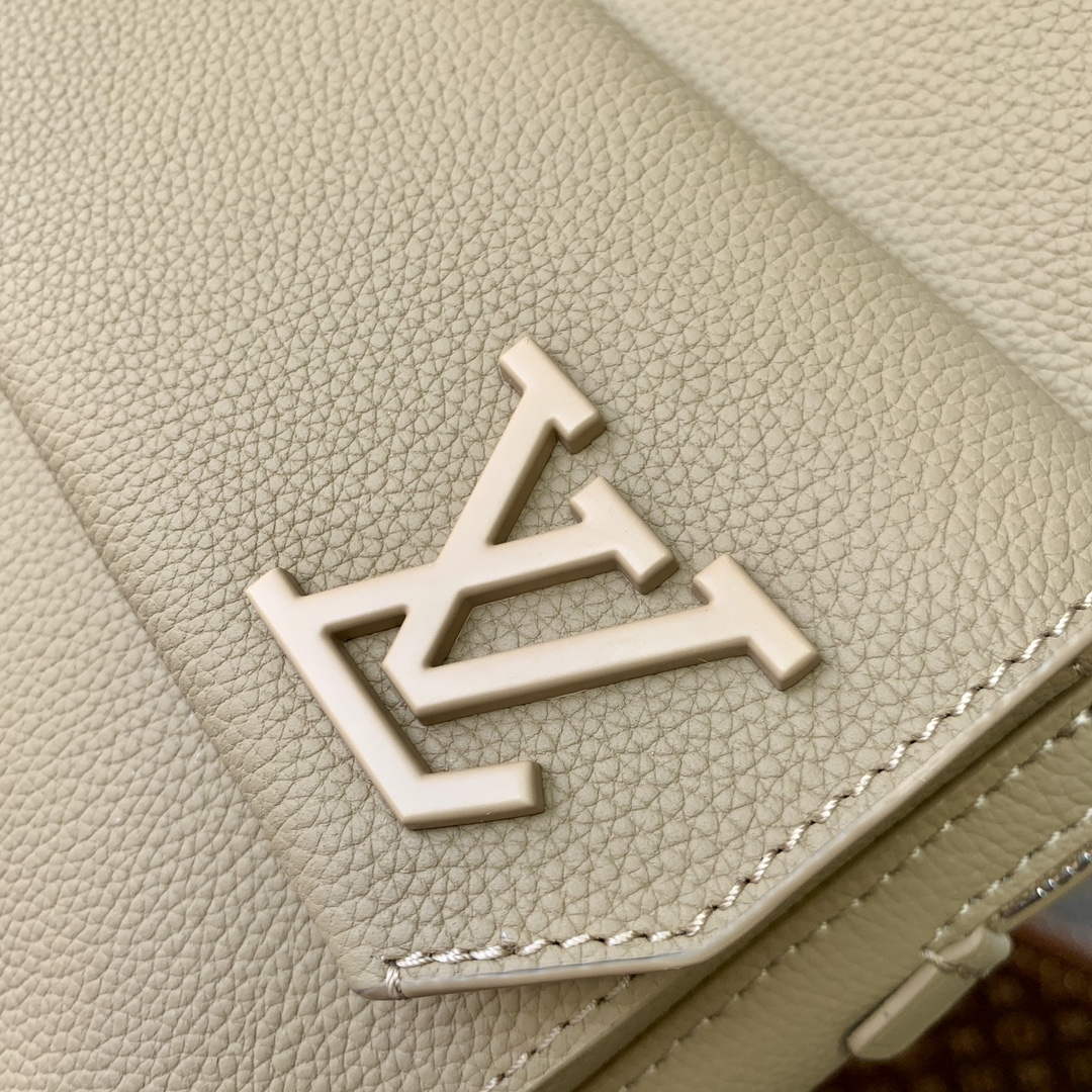 LV M23765 Louis Vuitton Pilot Slingbag Sable Beige