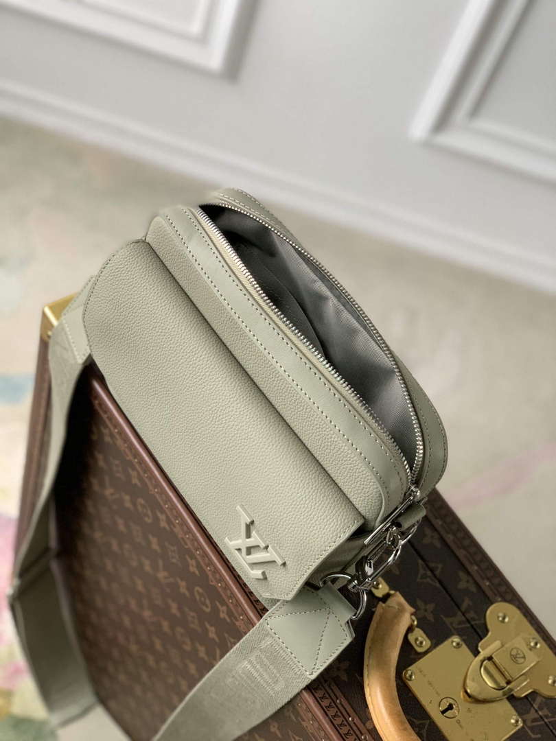 LV M22611 Louis Vuitton Fastline Messenger Gray
