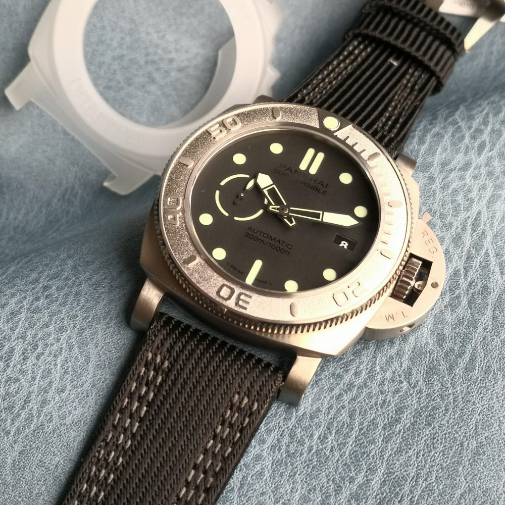 Panerai SUBMERSIBLE Stealth Series PAM00984 watch