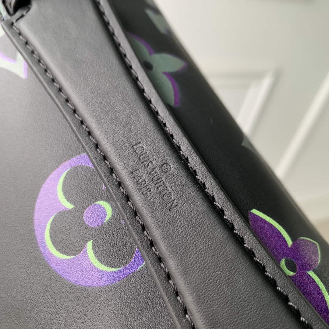 LV M22494 Louis Vuitton Comet Bumbag Black Borealis