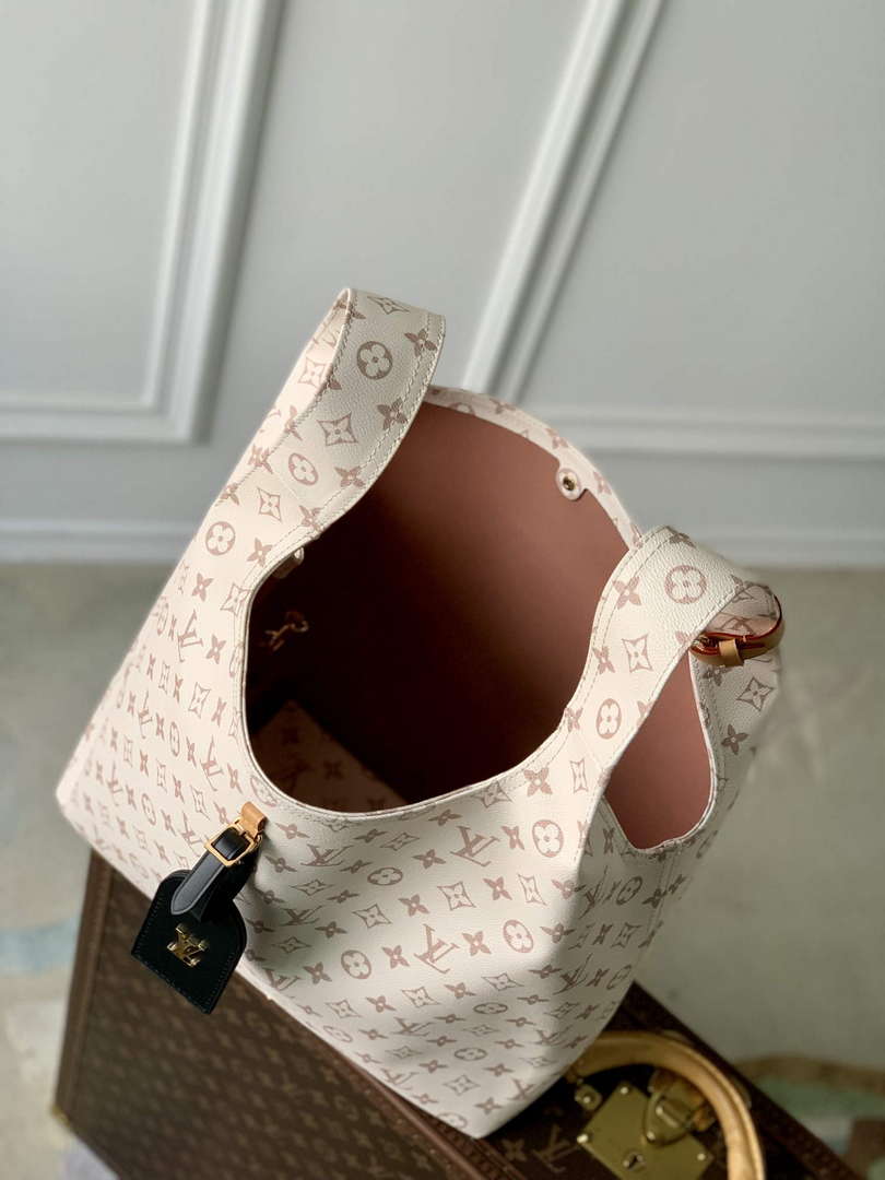 LV M24409 Louis Vuitton Atlantis GM Bag White