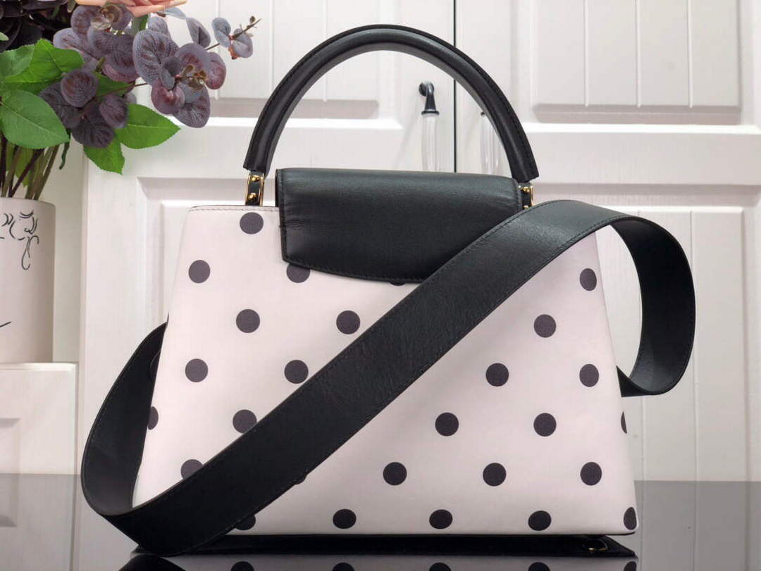 LV M20373 Louis Vuitton Capucines MM Handbag
