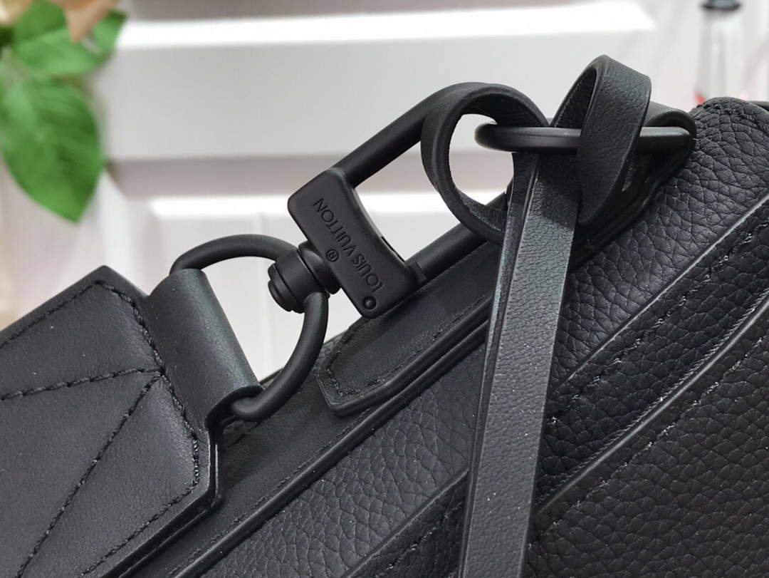 LV M57080 Louis Vuitton Messenger Bag Black Grained Calf Leather