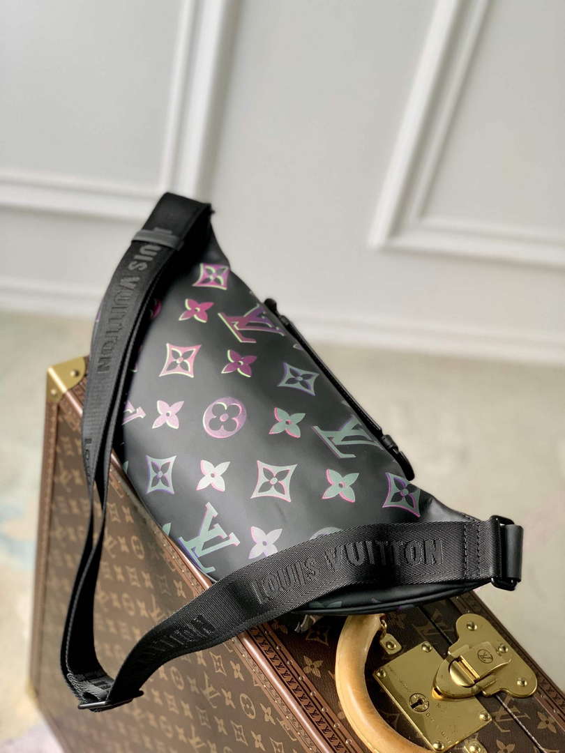 LV M22494 Louis Vuitton Comet Bumbag Black Borealis